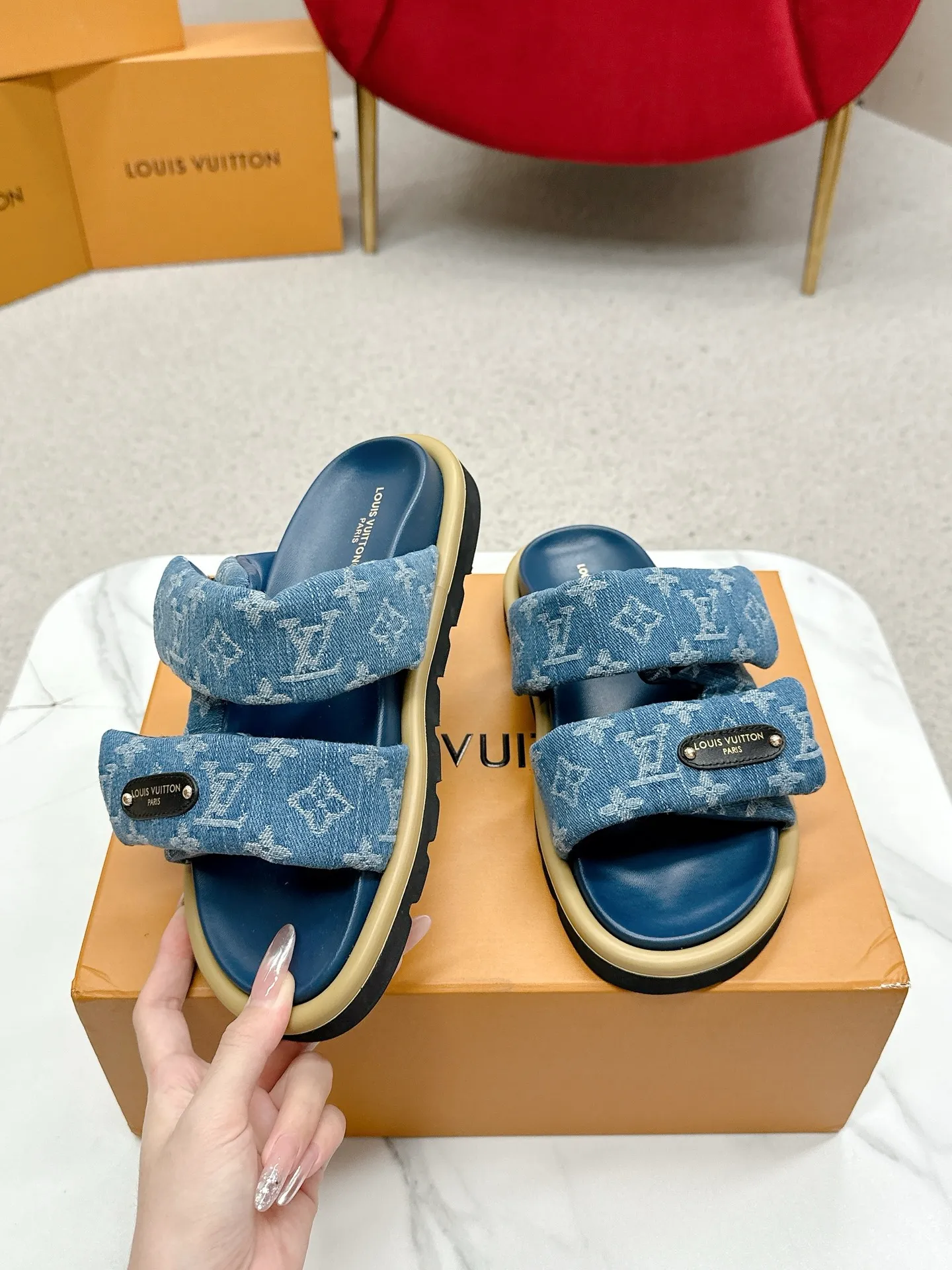 P340 yuan LV Louis Vuitton Full of high-end feel! A popular model among bloggers at home and abroad, it’s retro and fashionable, and looks stunning on your feet! Mainly recommended model on the official website★ ━━━━━ ЅᏇєєt ━━━━━ ▪️Upper: original calfskin ➕5D printing process ▪️Inner: imported mixed sheepskin ▪️Outsole: original molded foam outsole ▪️Size: Female 35-40 Men's 39-44 (women's 41 men's 45)